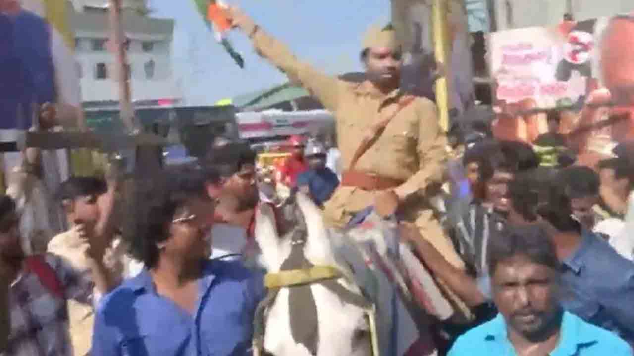 Indian 2 | ‘భారతీయుడు 2’ మేనియా.. గుర్రంపై స్వారీ చేస్తూ థియేటర్‌కు.. Video