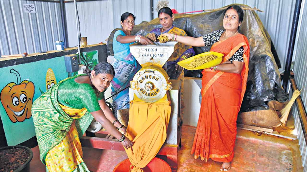 మిట్టపల్లి కారం దంచికొట్టారు!