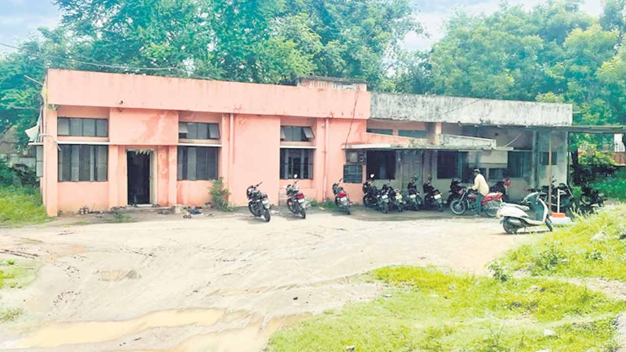 పెద్దపల్లి లైబ్రరీకి.. నిర్లక్ష్యపు చెద