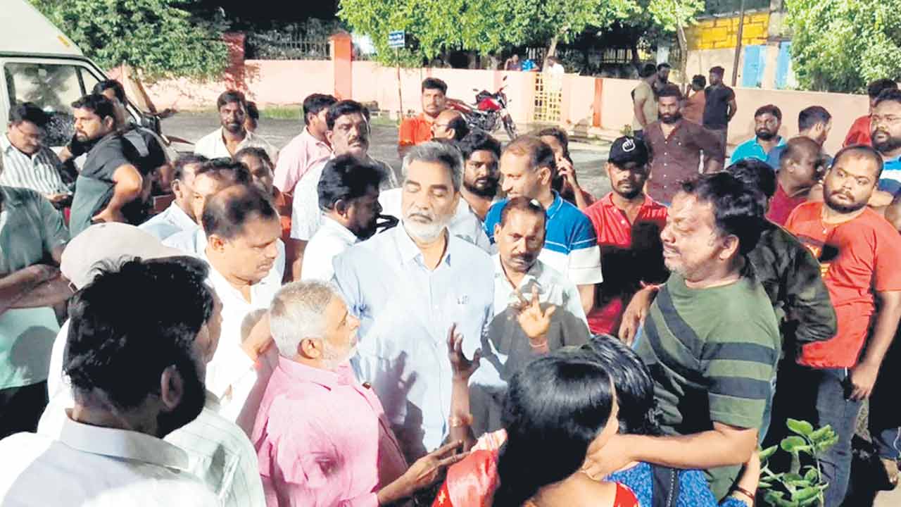 అధికారుల నిర్లక్ష్యం తోనే ఇద్దరు కార్మికులు మృతి