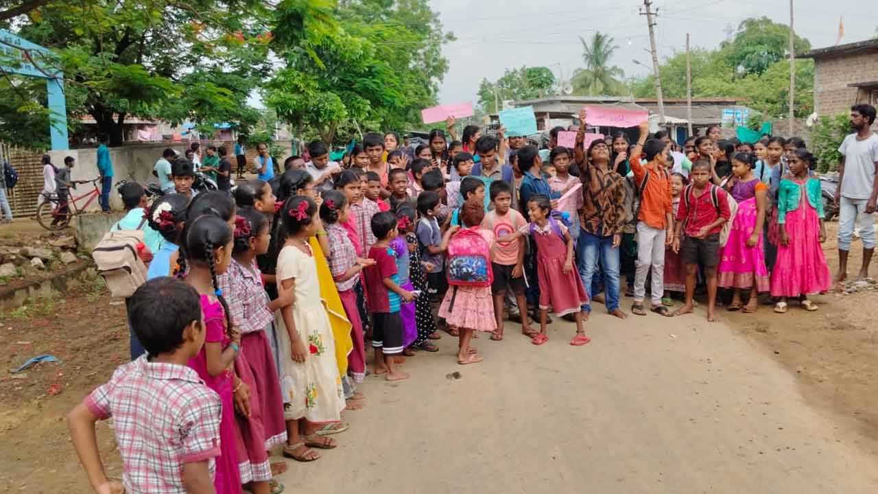 సార్ల కోసం రోడ్డెక్కిన విద్యార్థులు