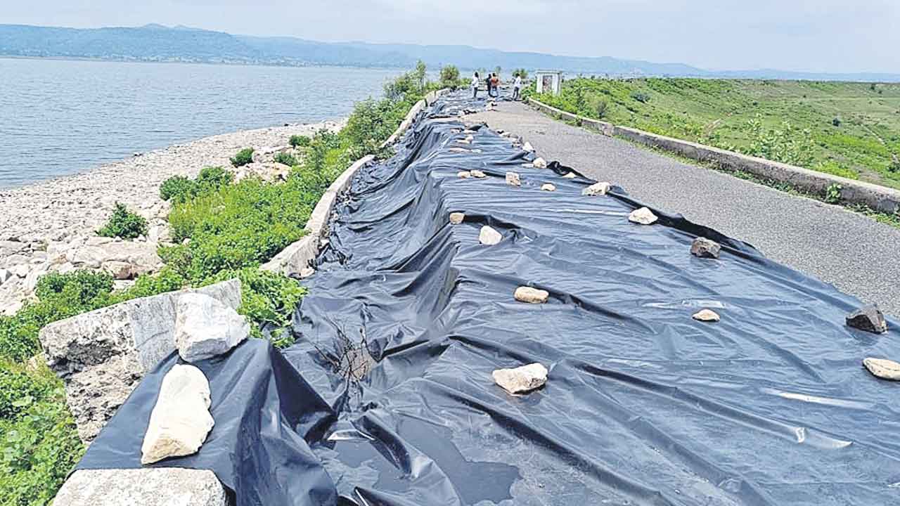 ప్రమాదపుటంచున కుమ్రం భీం ప్రాజెక్ట్‌