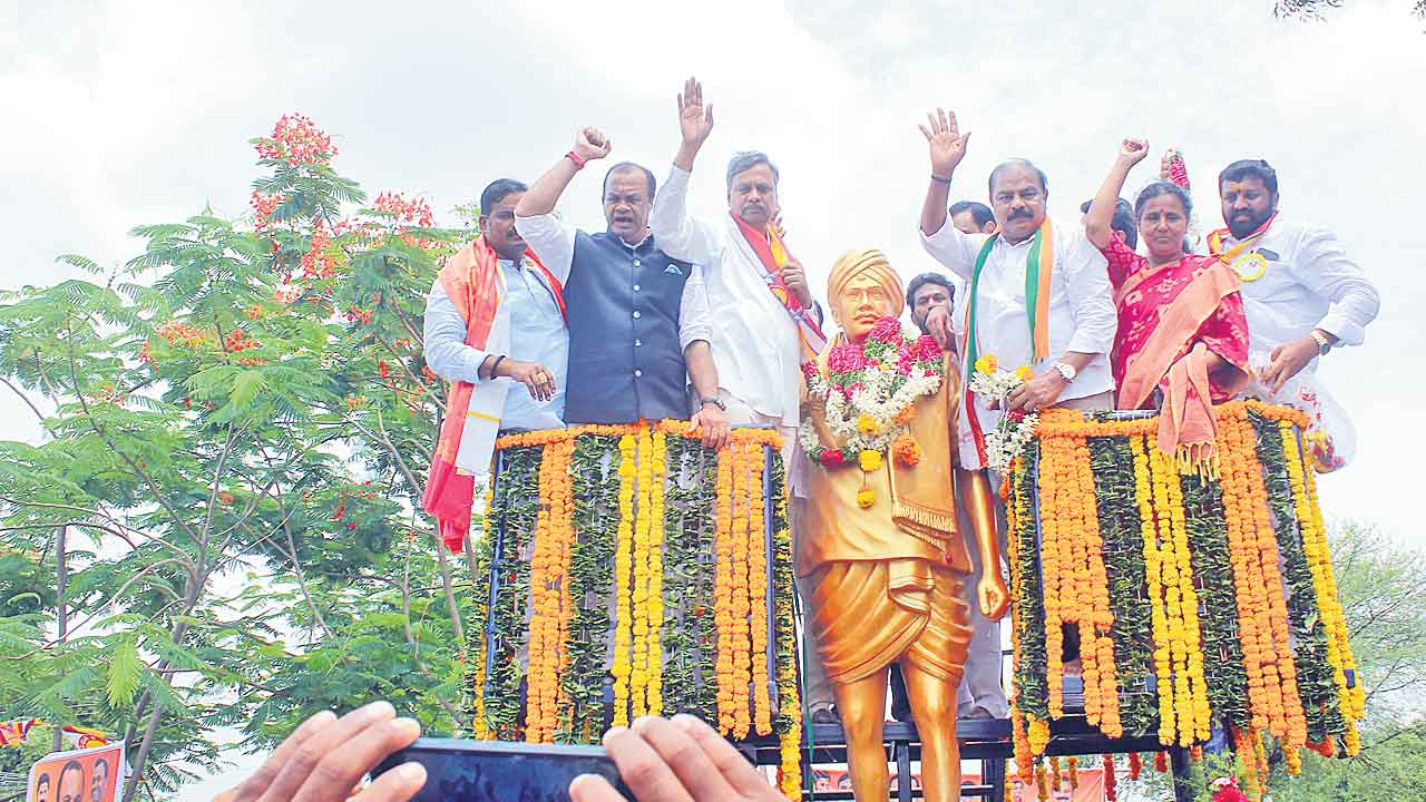 ట్యాంక్‌బండ్‌పై కొమురయ్య కాంస్య విగ్రహం