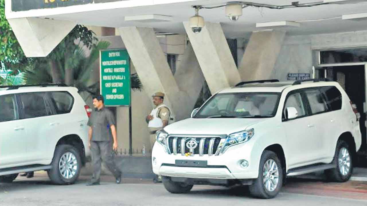 Land Cruisers | మంత్రులకు ల్యాండ్‌ క్రూయిజర్లు.. నాడు తిట్టి నేడు పంచుకున్న మినిస్టర్లు