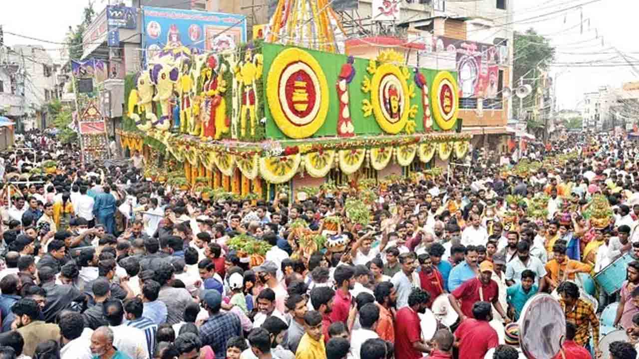 Laldarvaja Bonalu | లాల్‌దర్వాజలో ఘనంగా బోనాలు..