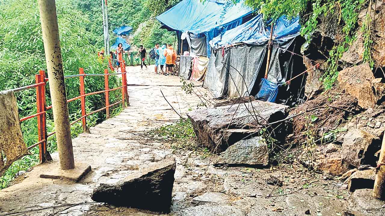 కేదార్‌నాథ్‌ యాత్రలో విషాదం.. విరిగిపడిన కొండచరియలు