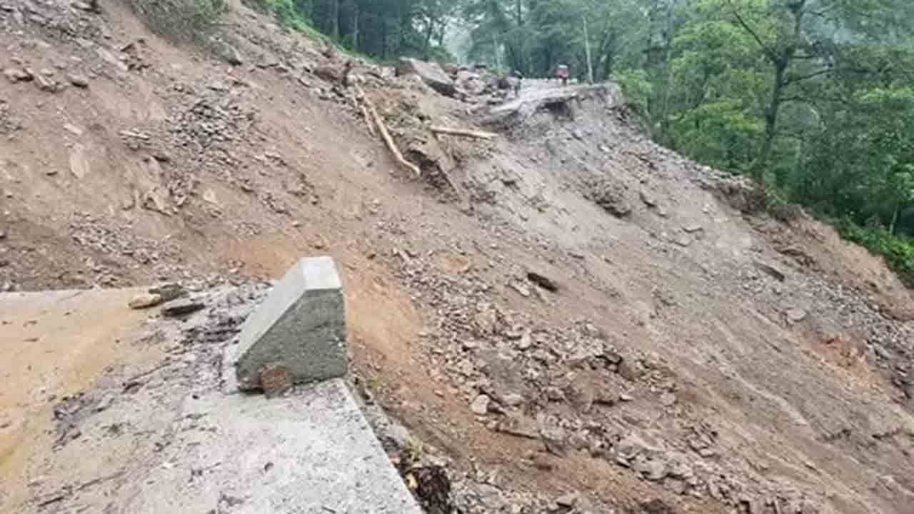 Landslides | ఘోర ప్రమాదం.. కొండచరియలు విరిగిపడి 50 మంది మృతి