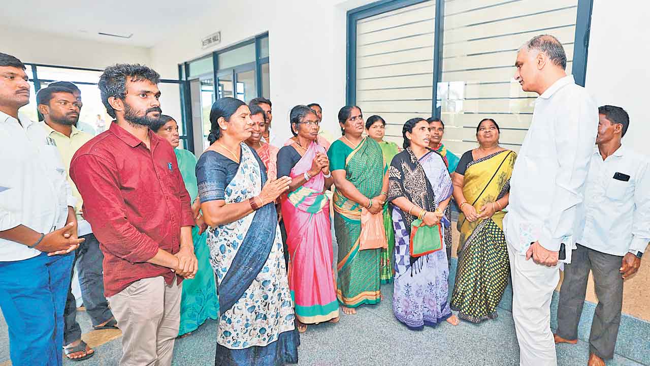 ఔట్‌సోర్సింగ్‌ పెండింగ్‌ జీతాలు చెల్లించాలి