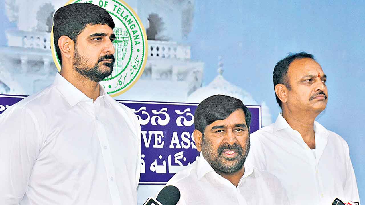 రైతులకు సాగునీళ్లివ్వాలనే సోయి లేదు