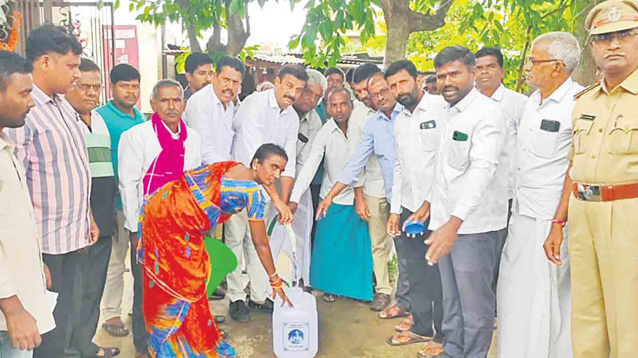 ప్రాజెక్టుల నుంచి నీళ్లు విడుదల చేయాలి