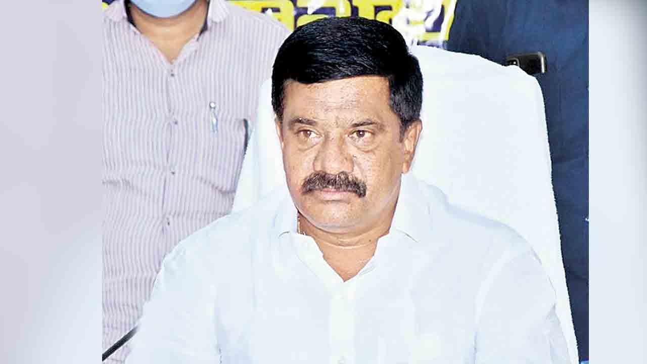 అడ్డుకుంటే దాడులు చేస్తారా !