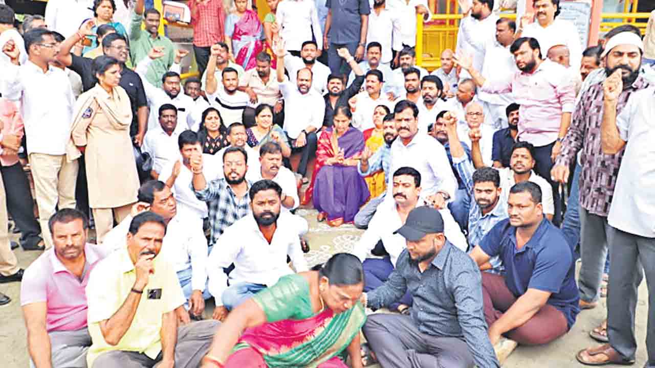 ప్రజాపాలనలో ప్రజాస్వామ్యం పరిహాసం