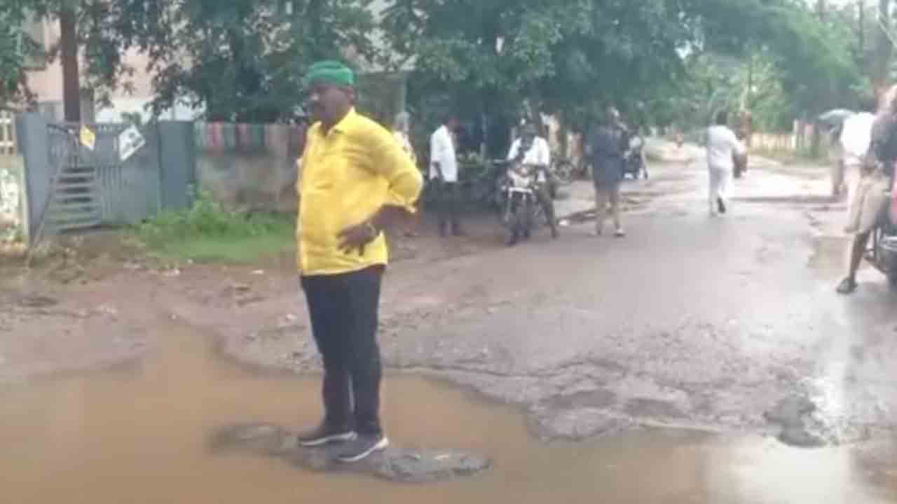 TDP MLA Protest | వర్షంలో రోడ్డుపై నిలబడి టీడీపీ ఎమ్మెల్యే నిరసన.. ఎందుకంటే ?