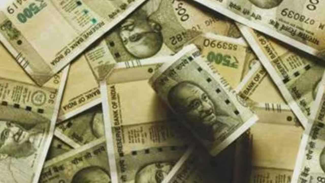 ధన్వంతరి మోసాలపై రోడ్డెక్కిన బాధితులు