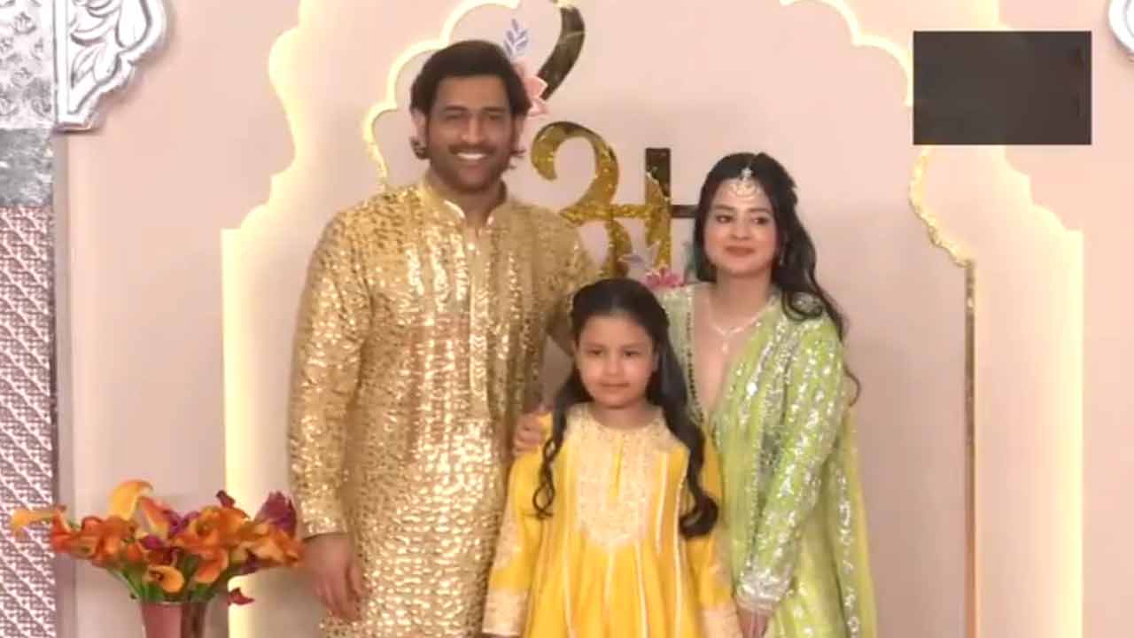 MS Dhoni | కుటుంబసమేతంగా అనంత్‌ అంబానీ పెళ్లికి ధోనీ.. డ్రెస్‌ అదుర్స్‌.. Video