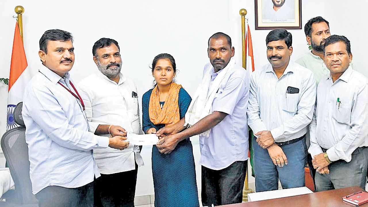 గిరిజన బిడ్డ ఐఐటీకి ఆర్థిక సాయం