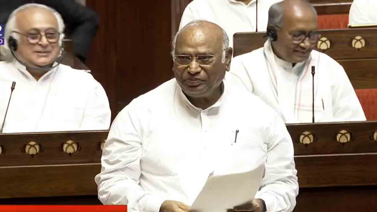 Mallikarjun Kharge | పార్లమెంట్‌ ఆవరణలోని విగ్రహాల మార్పుపై.. కిరణ్ రిజిజుతో ఖర్గే వాగ్వాదం