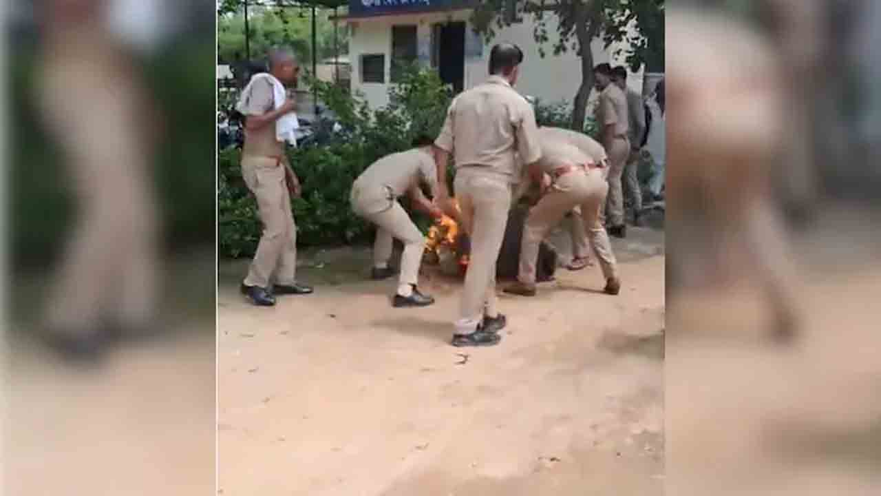 Man Sets Mother On Fire | పోలీస్‌ స్టేషన్‌లో తల్లికి నిప్పంటించిన కొడుకు.. కాలిన గాయాలతో ఆమె మృతి