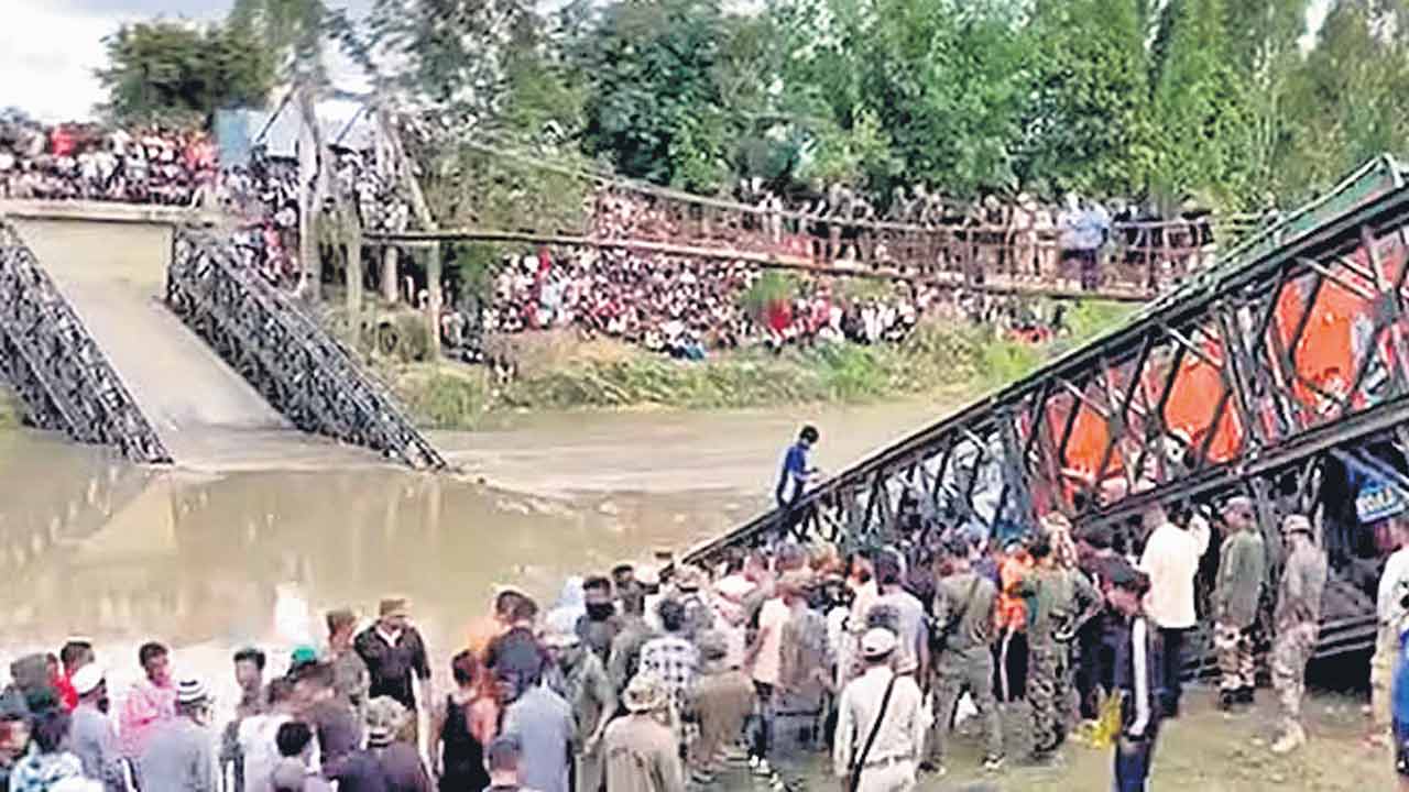 మణిపూర్‌లో కూలిన బ్రిడ్జి