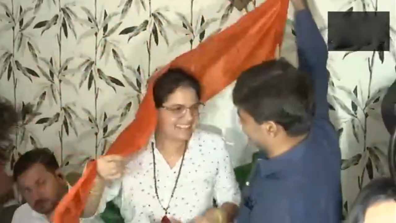 Manu Bhaker parents | ఆనందోత్సాహాల్లో షూటర్‌ మను భాకర్‌ పేరెంట్స్‌.. Video