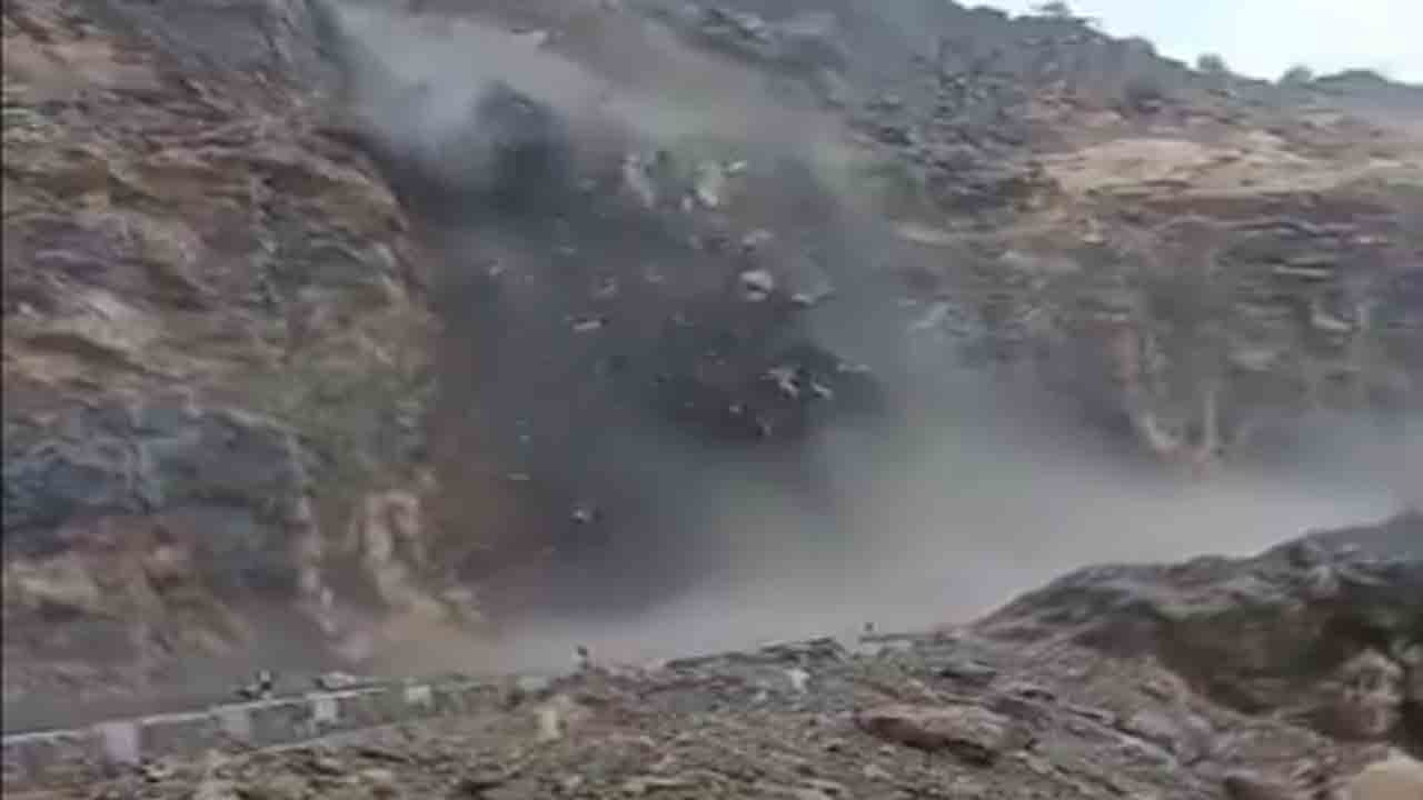 Massive Landslide | హిమాచల్ ప్రదేశ్‌లో భారీగా విరిగిపడిన కొండచరియలు.. వీడియో వైరల్‌