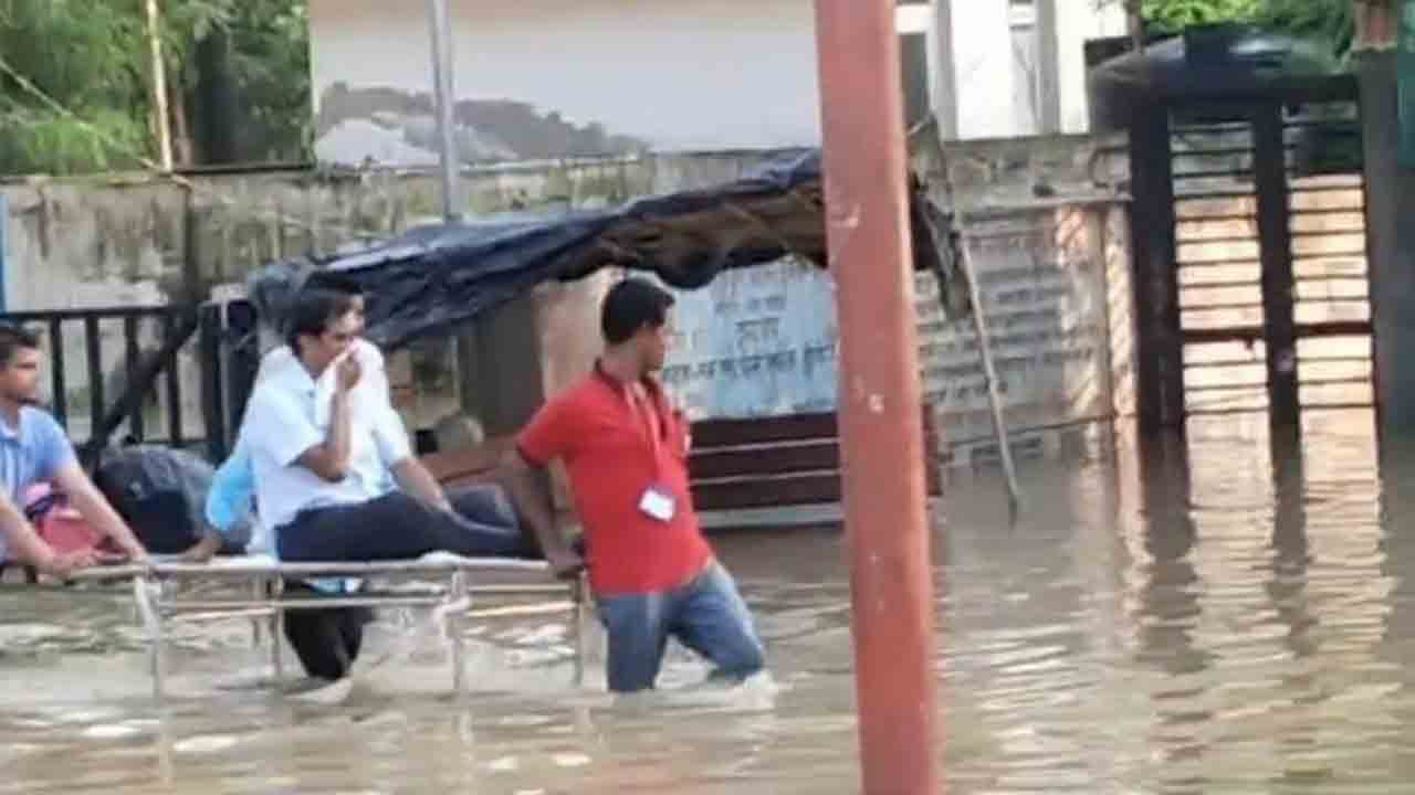 Watch: వర్షం నీటితో నిండిన రోడ్డు.. మెడికల్‌ కాలేజీ ప్రిన్సిపాల్‌ను స్ట్రెచర్‌పై తీసుకెళ్లిన సిబ్బంది, వీడియో వైరల్‌