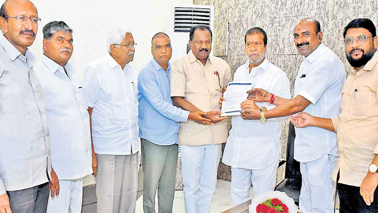 అత్యవసర మందులన్నీ అందుబాటులో ఉండాలి