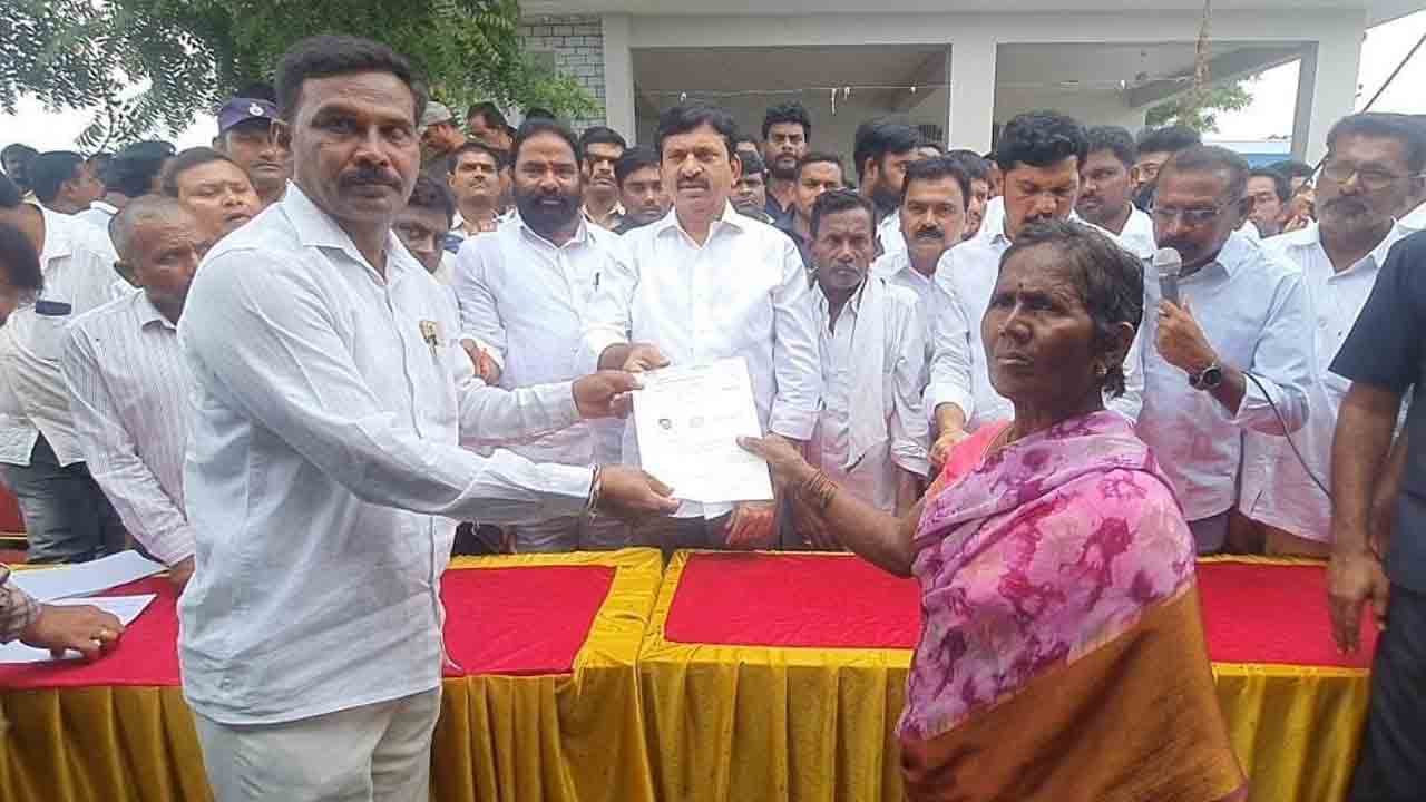 పేదలందరికీ ప్రభుత్వ ఫలాలు