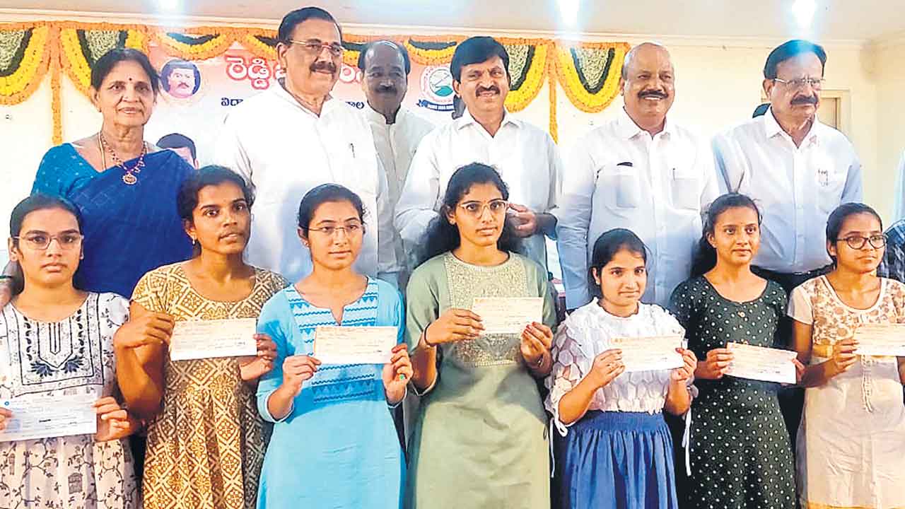 విద్యార్థులు ఉన్నతంగా ఎదగాలి: మంత్రి పొంగులేటి