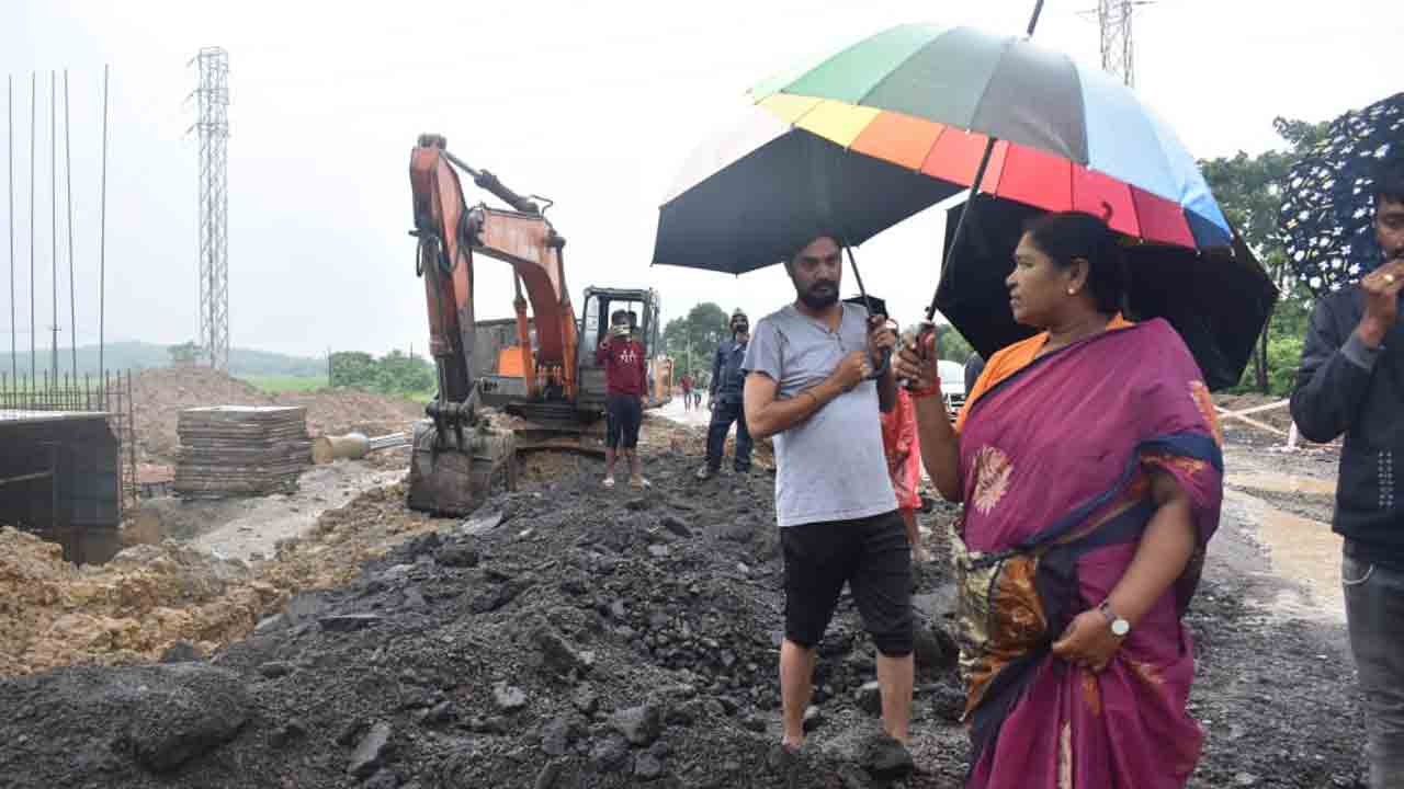Minister Sitakka | ములుగు జిల్లాకు ఆరెంజ్‌ అలెర్ట్‌.. ఎవరూ బయటకు రావొద్దు : మంత్రి సీతక్క