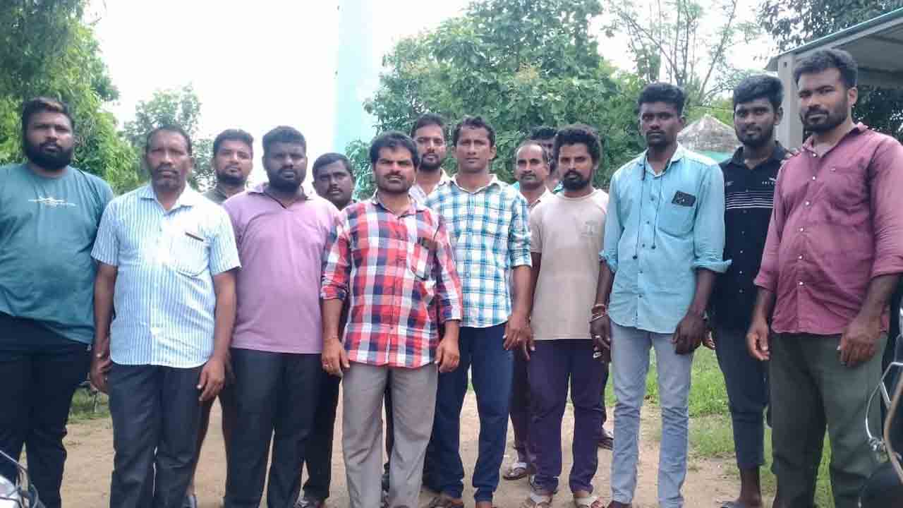 నాలుగు నెలలుగా వేతనాలివ్వని కాంట్రాక్టర్‌