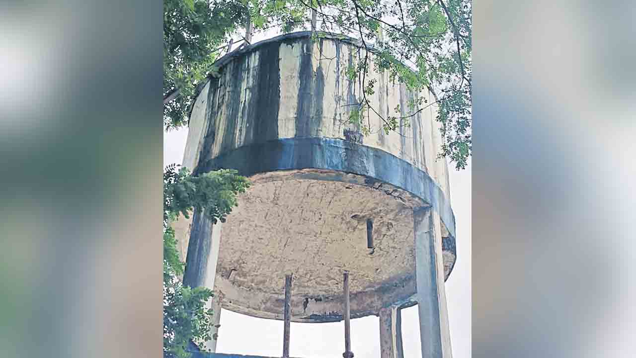 శిథిలావస్థలో మిషన్‌ భగీరథ ట్యాంకు