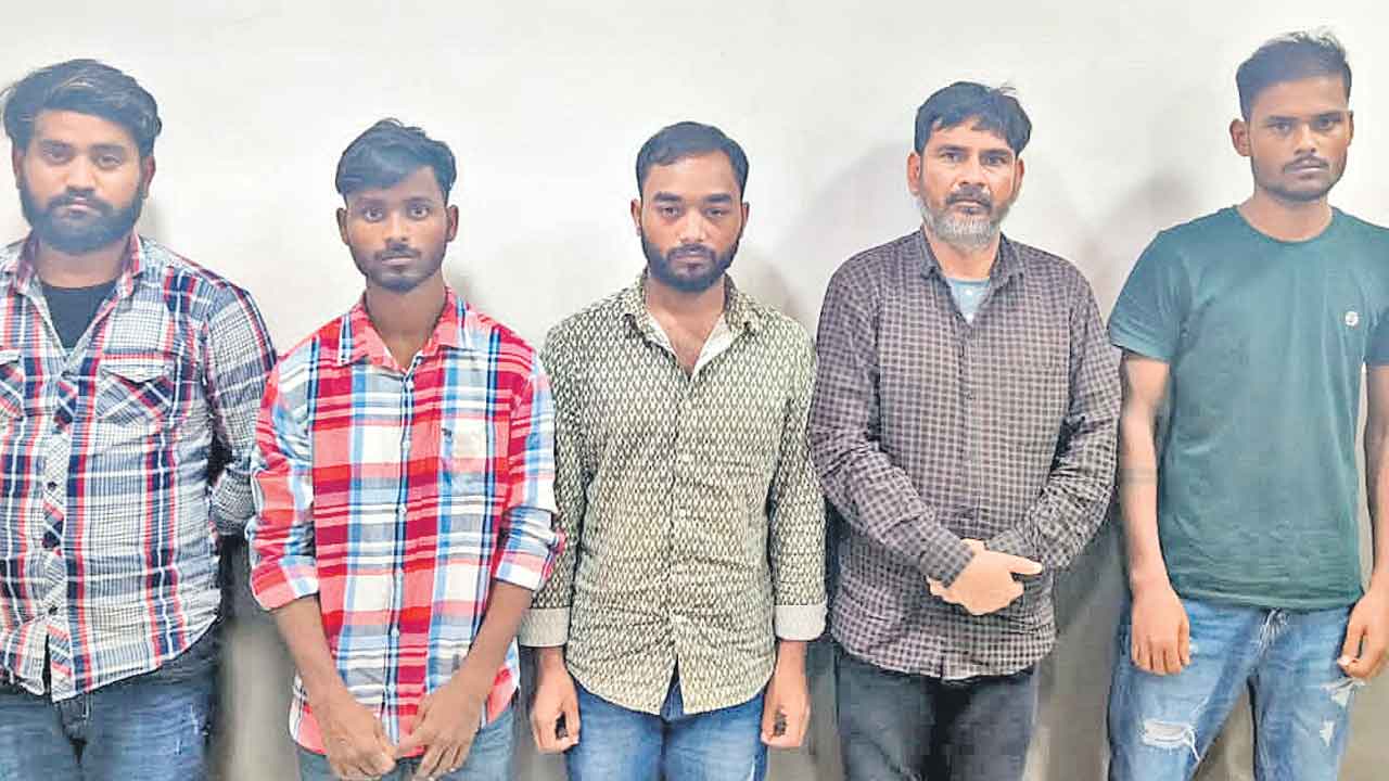 Mobile thiefs | సెల్‌ఫోన్ల చోరీ ముఠా అరెస్టు