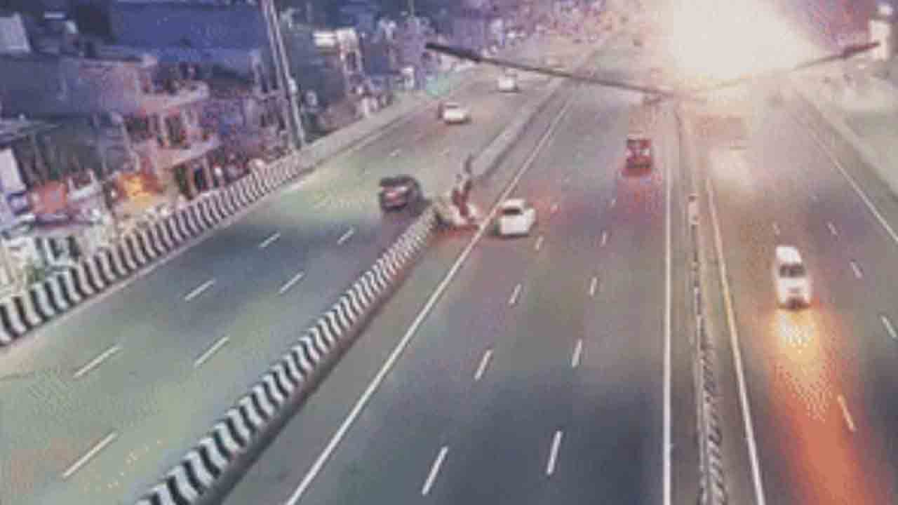 Watch: ఎక్స్‌ప్రెస్‌ హైవేపై స్కూటర్‌ను ఢీకొట్టిన కారు.. గాల్లోకి ఎగిరిపడిన తల్లీకొడుకు