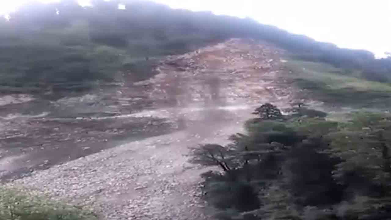 Landslides | భారీ వర్షాలకు విరిగిపడ్డ కొండచరియలు.. మొఘల్‌ రహదారి మూసివేత