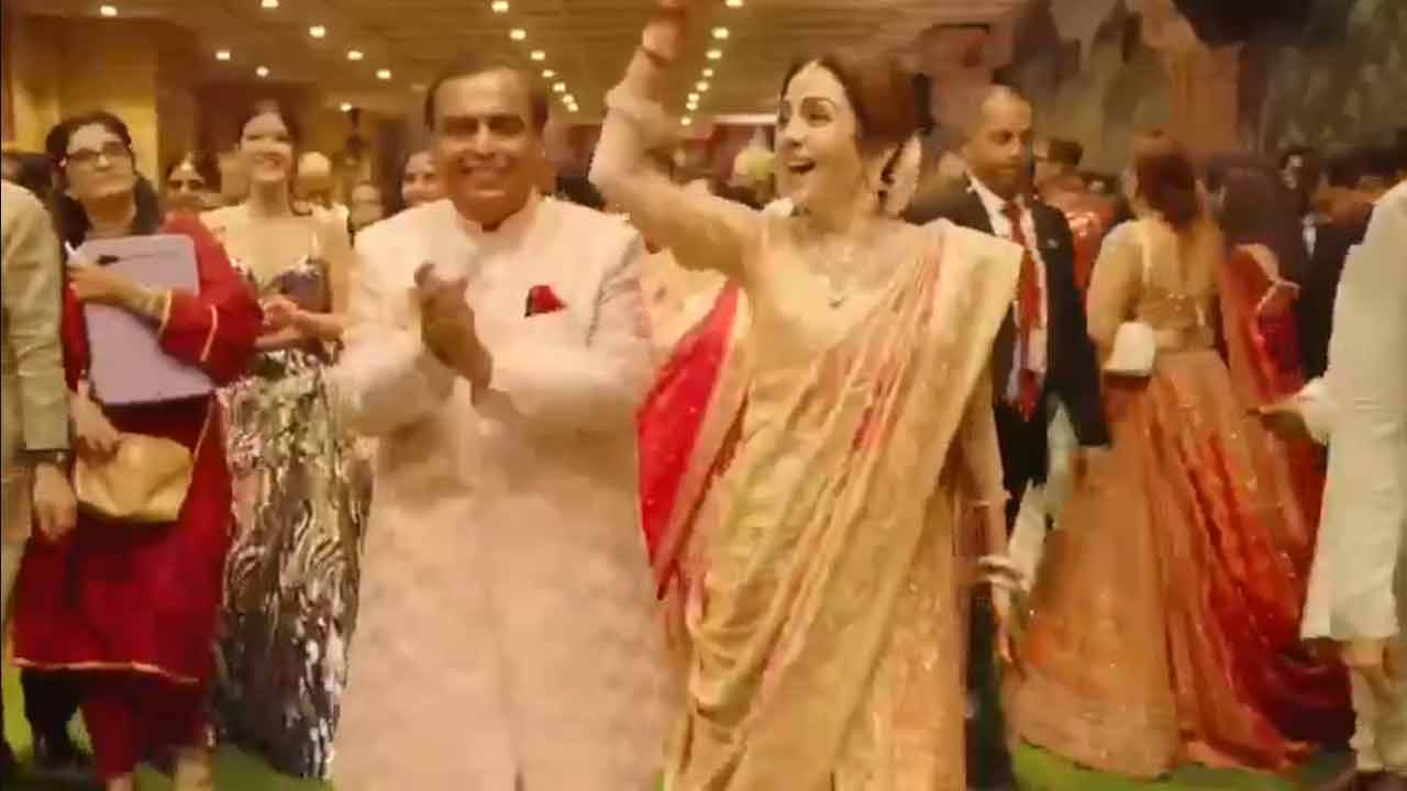 Anant-Radhika wedding | కుటుంబసభ్యులు, అతిథులతో కలిసి జోరుగా అంబానీ దంపతుల డ్యాన్స్‌.. Video