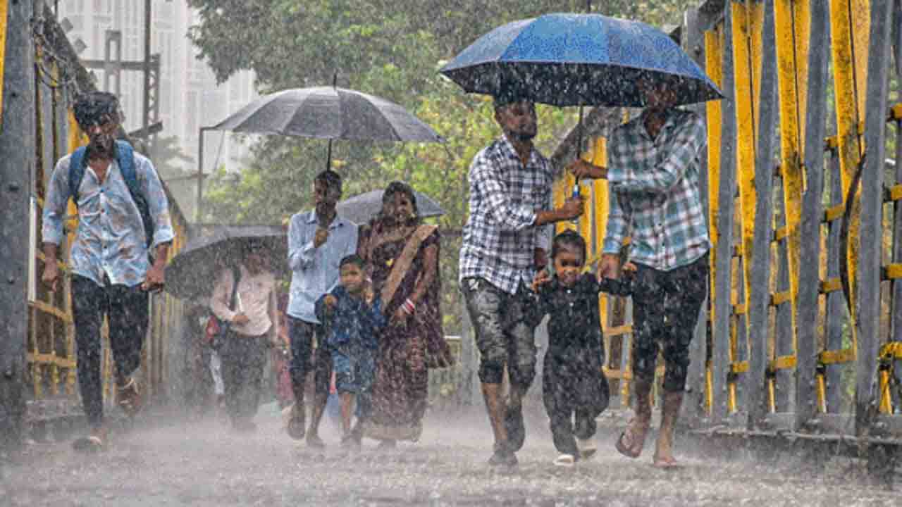 Mumbai Rains | ముంబైకి భారీ వర్ష సూచన.. రెడ్ అలర్ట్ జారీ చేసిన ఐఎండీ.. పాఠశాలలకు సెలవు