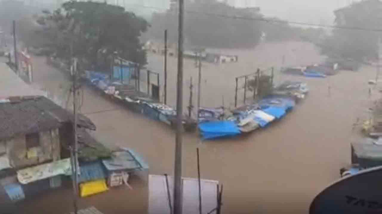 Mumbai Rains | ముంబై జలదిగ్బంధం.. విమాన సర్వీసులపై తీవ్ర ప్రభావం