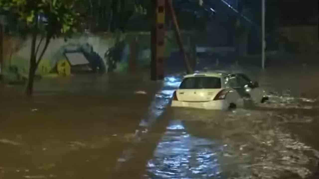 Mumbai | ముంబైని ముంచెత్తిన వాన.. నీటమునిగిన రోడ్లు.. విద్యాసంస్థలకు సెలవు