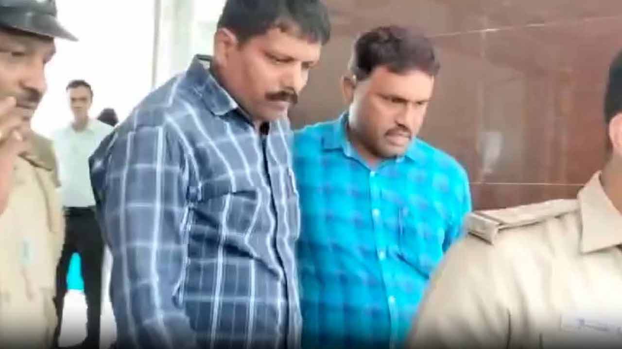Murder | ఎస్పీ కార్యాలయం ముందే భార్యను దారుణంగా పొడిచి చంపిన కానిస్టేబుల్..!
