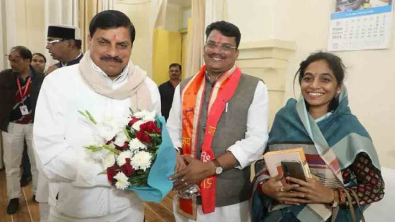 BJP MLA Threatens To Quit | మంత్రివర్గం నుంచి తొలగించడంపై బీజేపీ ఎమ్మెల్యే ఆగ్రహం.. భార్యతో   కలిసి రాజీనామా చేస్తానని బెదిరింపు