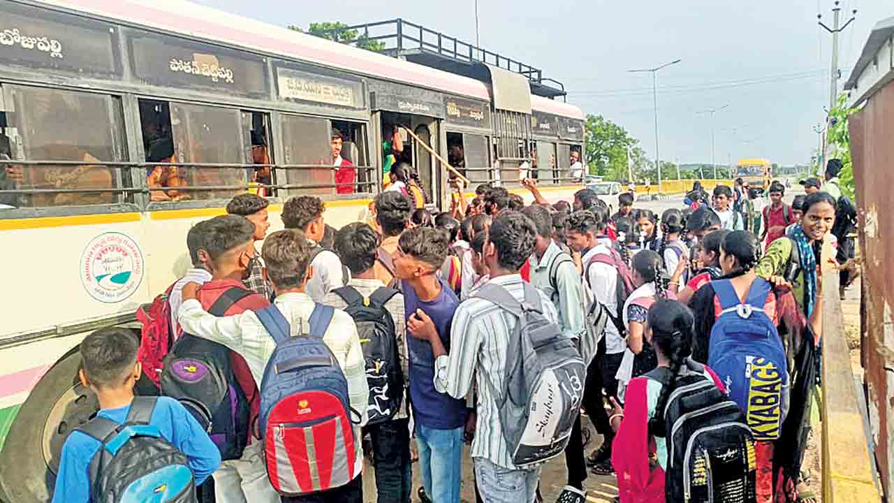 బస్సులు నడవక విద్యార్థుల అరిగోస