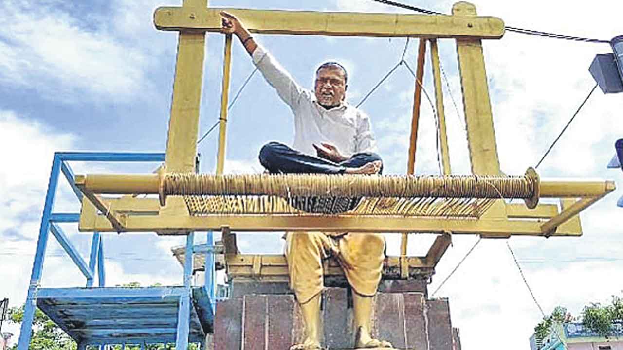 ఉపాధి కల్పించాలని నేతన్న నిరసన