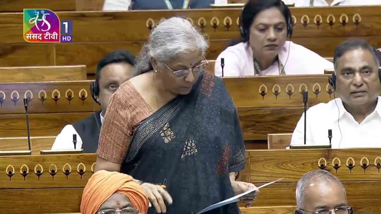 Nirmala Sitharaman | లోక్‌సభలో ఆర్థిక సర్వేను ప్రవేశపెట్టిన నిర్మలా సీతారామన్‌