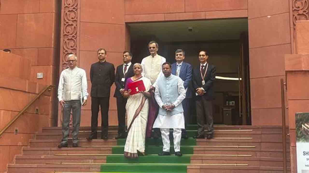Nirmala Sitharaman | బడ్జెట్‌ డాక్యుమెంట్స్‌తో పార్లమెంట్‌కు చేరుకున్న నిర్మలమ్మ టీం