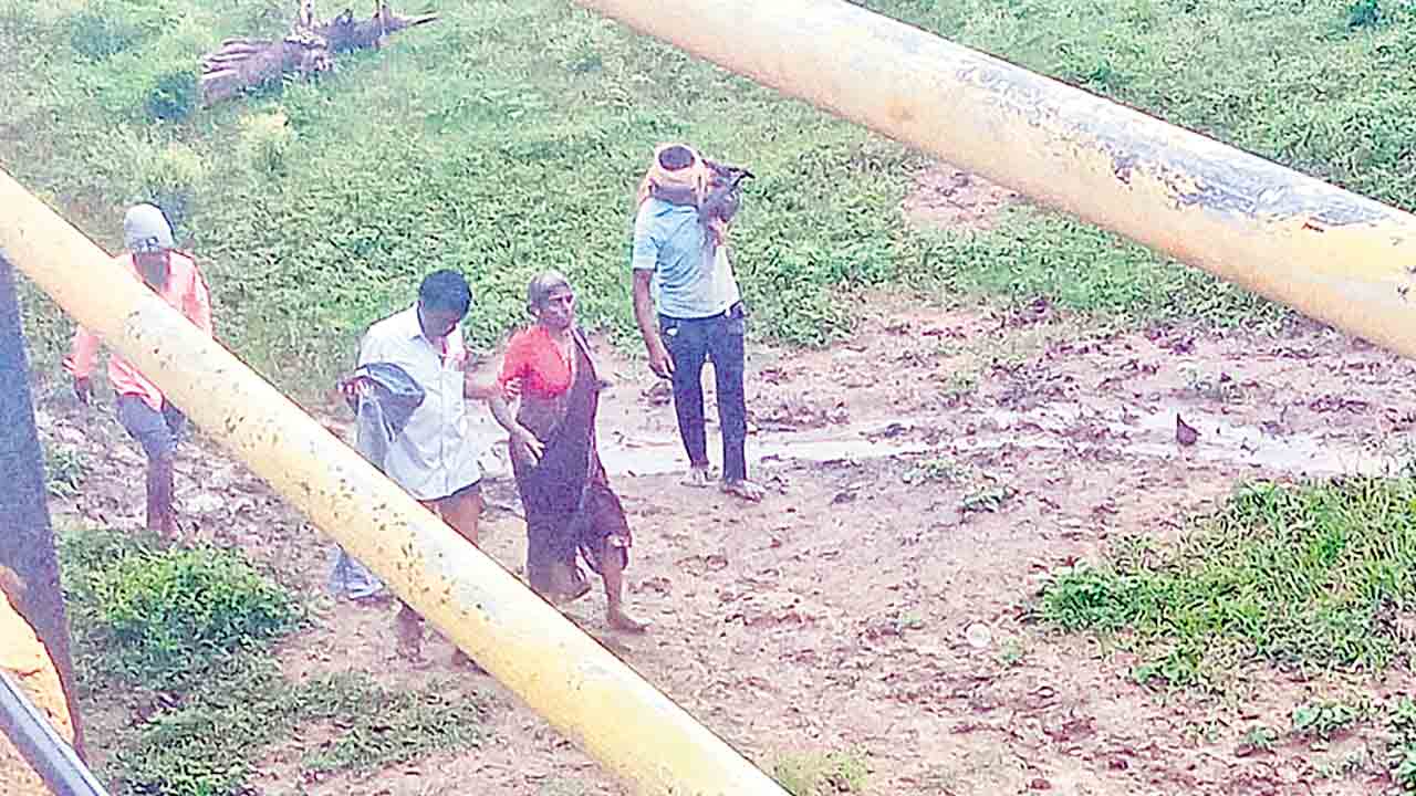 చనిపోయిందనుకున్న మహిళ లేచి కూర్చుంది