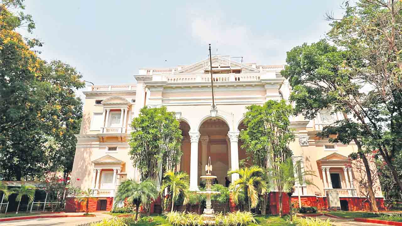 పైగా ప్యాలెస్‌కు పోయేదెప్పుడో?