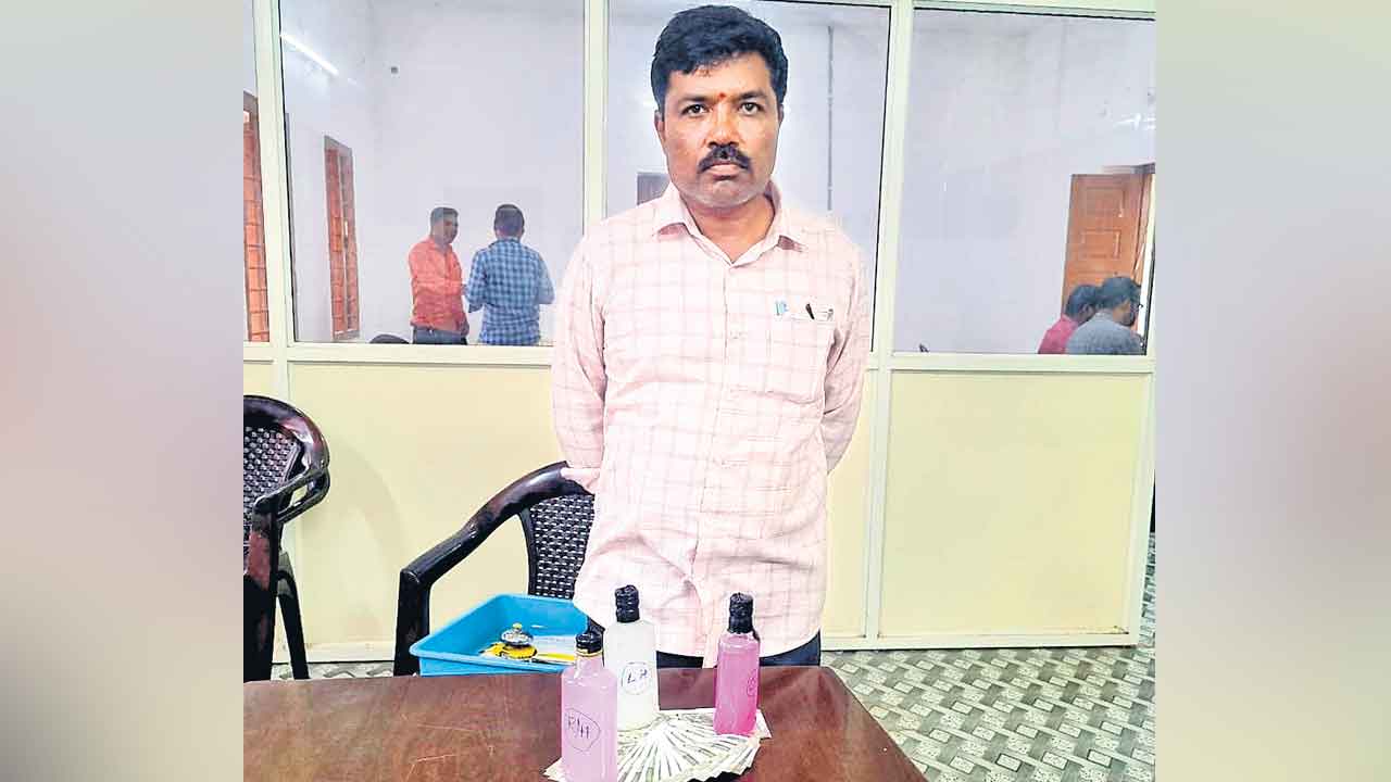 బిల్లుల మంజూరుకు 20 వేల లంచం