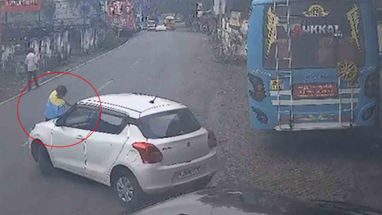 Petrol Pump | డబ్బు చెల్లించమన్నందుకు తన కారుతో పెట్రోల్‌ పంప్‌ ఉద్యోగిపైకి దూసుకెళ్లిన పోలీసు.. వీడియో వైరల్‌