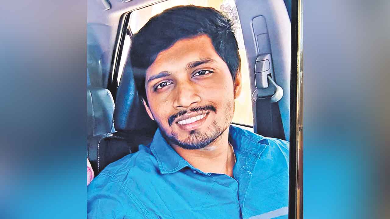 రోడ్డు ప్రమాదంలో పైలట్‌ మృతి